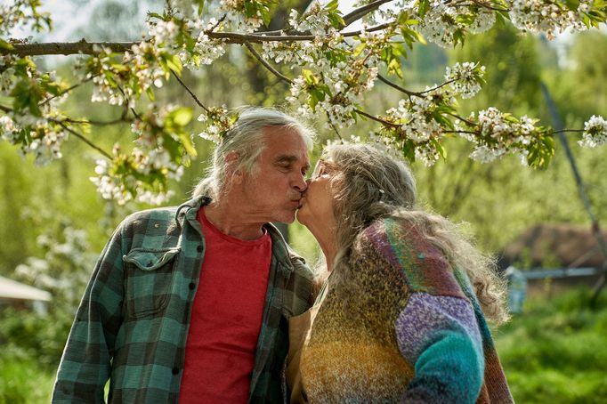 Oldřich Kaiser jako zahradník a Dáša Vokatá v roli zahradníkovy ženy.