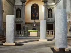Instalace Stromy rostou z nebe, jak ji Rony Plesl vloni představil v benátském kostele.
