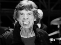 Mick Jagger v klipu k písni Gloom and Doom