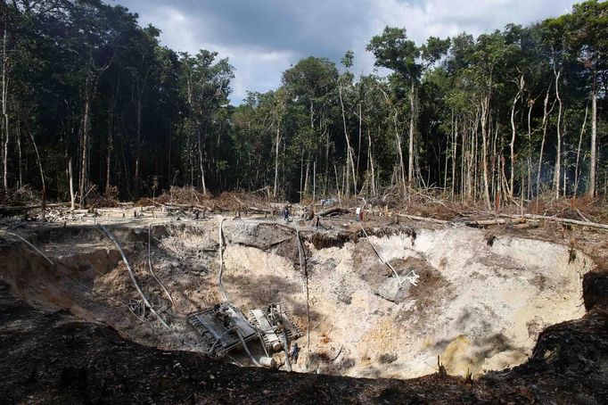 An illegal mine is seen in the southern state of Bolivar near the border with Brazil November 17, 2012. In the triangle that connects Venezuela, Brazil and Guyana a huge number of illegal gold and diamonds prospectors or garimpeiros dream of changing their lives overnight by finding a huge bonanza. Picture taken November 17, 2012. REUTERS/Jorge Silva (VENEZUELA - Tags: BUSINESS EMPLOYMENT SOCIETY) ATTENTION EDITORS: PICTURE 03 OF 20 FOR PACKAGE 'DIAMONDS IN THE JUNGLE'. TO FIND ALL IMAGES SEARCH 'DIAMONDS PROSPECTORS' Published: Pro. 3, 2012, 10:03 dop.