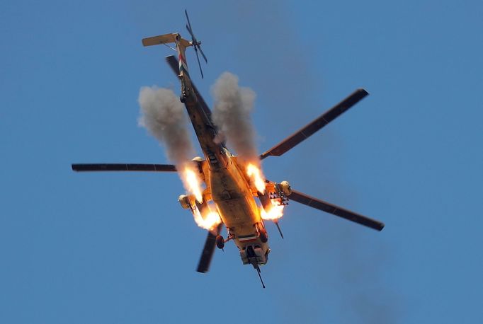 Helikoptéra irácké armády ostřeluje Mosul.