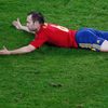 Andrés Iniesta po pádu v utkání Španělska s Irskem ve skupině C na Euru 2012