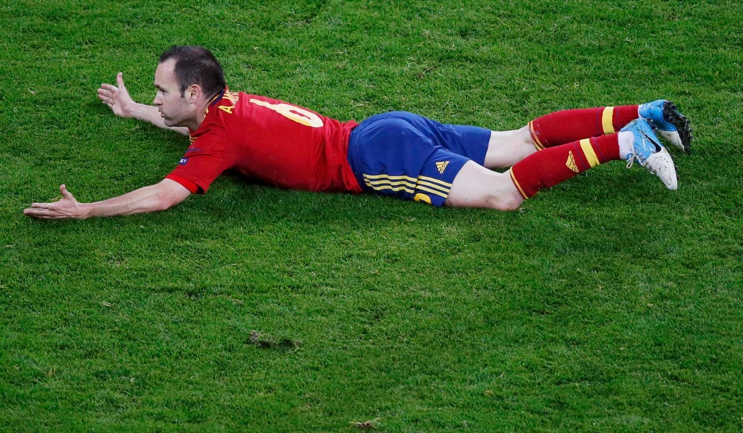 Andrés Iniesta po pádu v utkání Španělska s Irskem ve skupině C na Euru 2012