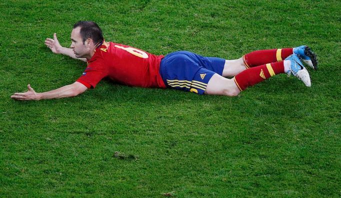 Andrés Iniesta se po pádu diví nad neodpískaným zákrokem soupeře během utkání Španělska s Irskem ve skupině C na Euru 2012.