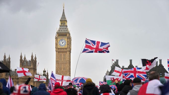Britové protestující proti přílivu imigrantů nesou britské a anglické vlajky a transparenty s hesly jako "zastavte lodě" a "pošlete je domů"; Londýn, 13. září 2025.
