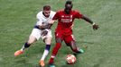 Kieran Trippier a Sadio Mane ve finále Ligy mistrů Tottenham - Liverpool