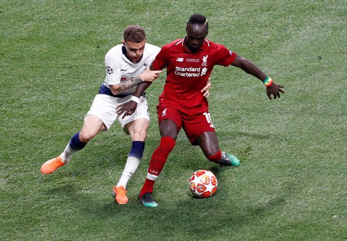 Kieran Trippier a Sadio Mane ve finále Ligy mistrů Tottenham - Liverpool