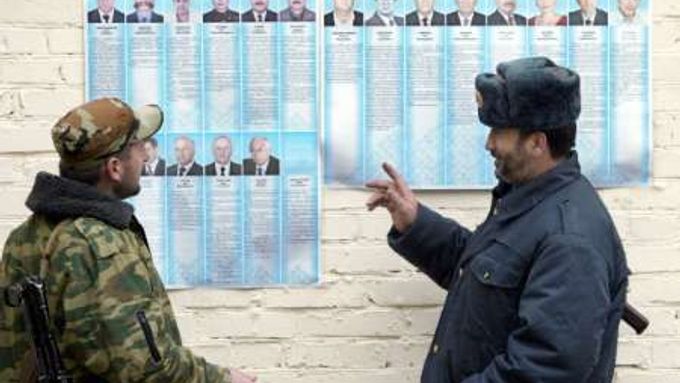 Volby probíhají za přísného dohledu armády a policie.