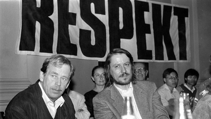 Prezident Václav Havel a slovenský politik Ján Langoš na jedné z prvních akcí Respektu v roce 1990.