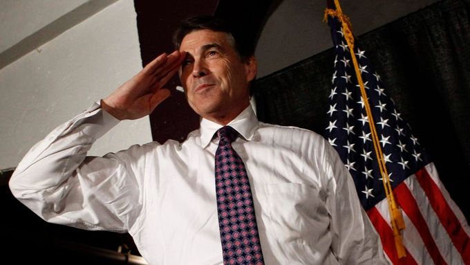 Perry salutuje voličům v Iowě, kde vedl kampaň předminulý týden.
