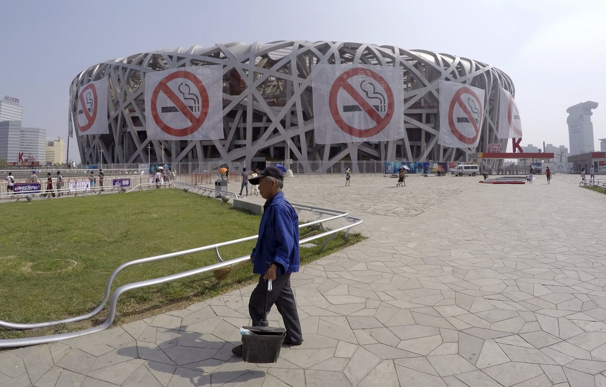 Obří symboly zákazu kouření na čínském Národním stadionu.