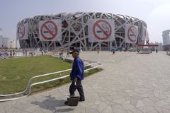 Peking chce občany odnaučit kouření. Zakázal ho téměř všude