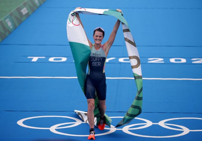 Flora Duffyová vítězí v triatlonu na olympiádě v Tokiu.
