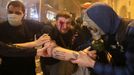 Jeden ze zraněných demonstrantů v Tbilisi.