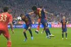 VIDEO Sudí odpustili Barceloně penaltu za ruku Sáncheze
