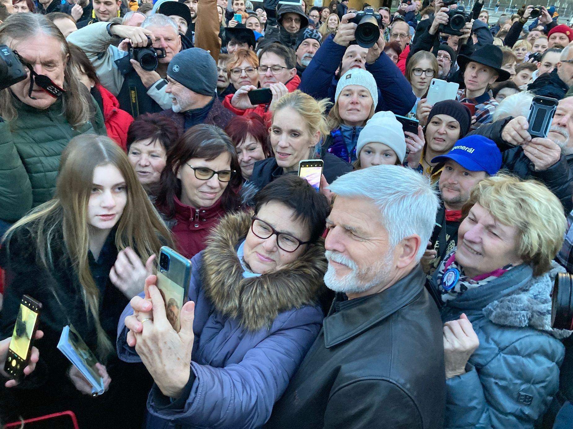 Prezidentský kandidát Petr Pavel v obležení lidí v Ústí nad Labem před druhým kolem voleb.