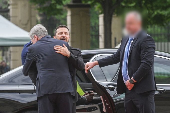Ochrany nejmocnějších se chopil policista, který má k elitnímu výcviku daleko. Jak se kancelářský pracovník k ochraně prezidenta Zelenského či ministra Lipavského?