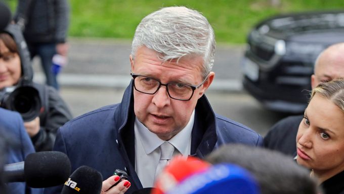 Karel Havlíček krátce po příjezdu do volebního štábu ANO.