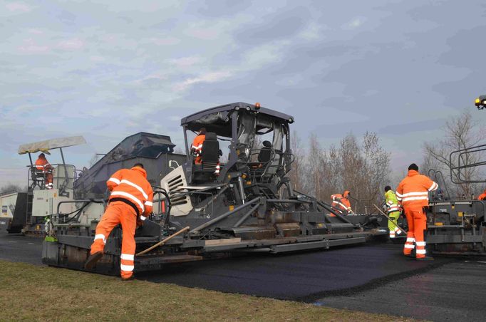 Výměna asfaltu na mosteckém autodromu