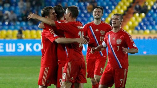 Rusové slaví gól proti Lucembursku