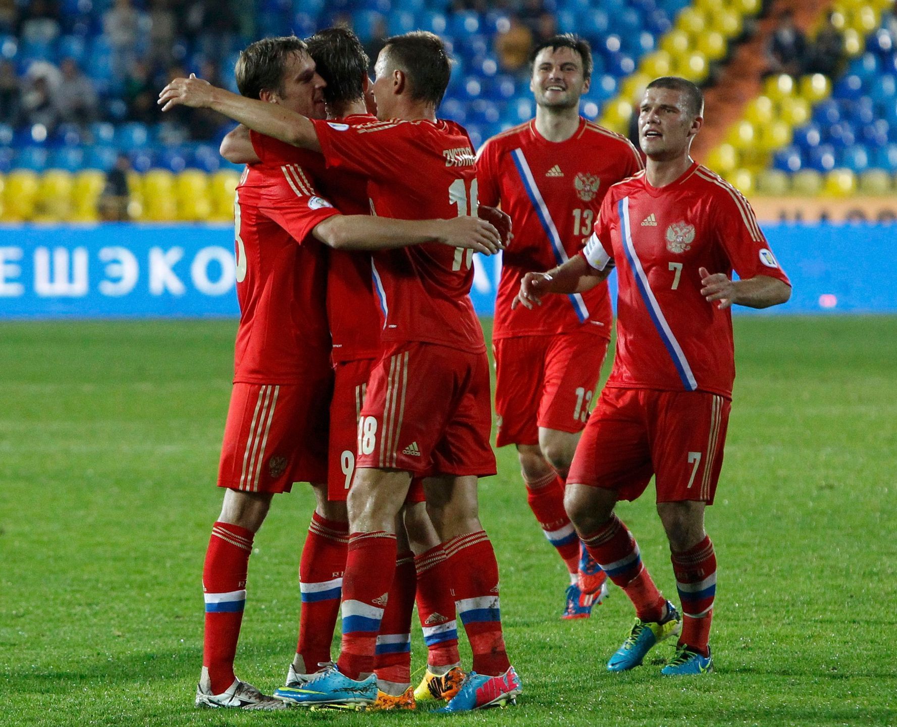Rusové slaví gól proti Lucembursku