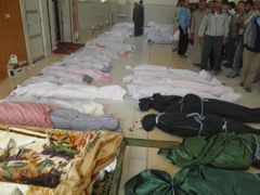 Těla obětí masakru ve městě Húlá. 