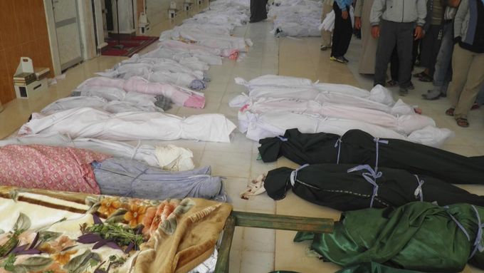 Těla obětí masakru ve městě Húlá. Protivládní aktivisté uvedli, že zemřelo nejméně 90 lidí včetně dětí. 26. května 2012.