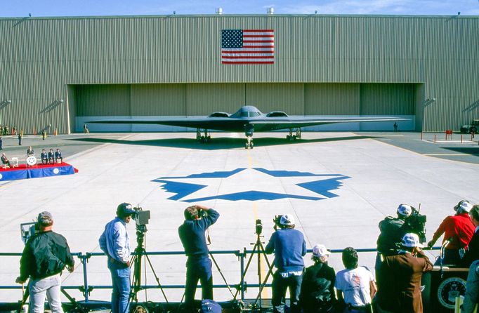 Bombardér B-2 Stealth byl poprvé odhalen světu během slavnostního představení 22. listopadu 1988 v Air Force Plant #42 v Palmdale, Kalifornie.