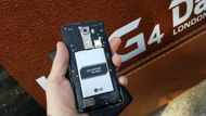 LG je letos jediný velký výrobce, který u vlajkové lodi nabízí vyměnitelnou baterii i podporu paměťových karet. Kapacita baterie je 3000 mAh a telefon má na jedno nabití vydržet ještě déle než LG G3.