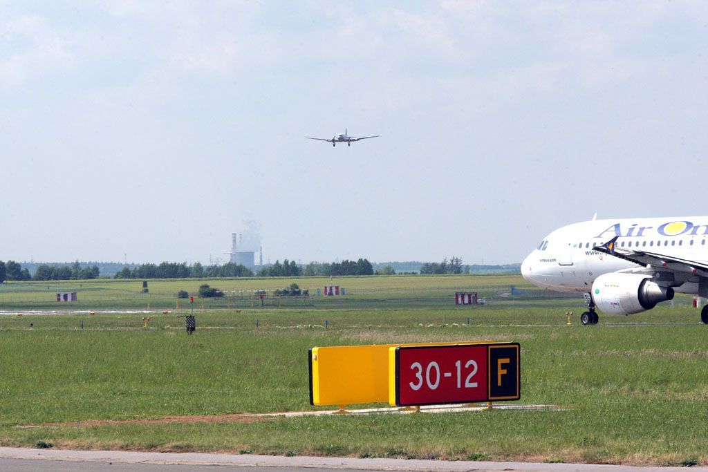 DC-3 na letišti v Ruzyni