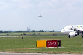 DC-3 na letišti v Ruzyni