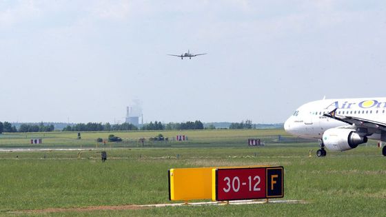 DC-3 na letišti v Ruzyni