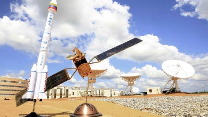 Model družice a čínské rakety v El Sombreru ve venezuelském státě Guarico
