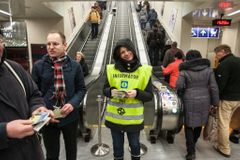 Zmatení pasažéři v novém metru A. Odkud jede bus do Kladna?