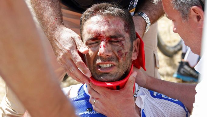 William Bonnet na rovince upadl a strhl sebou i další jezdce včetně vedoucího muže závodu Fabiana Cancellary. Kvůli děsivě vyhlížejícímu karambolu byla 3. etapa Tour dnes na chvíli přerušena.