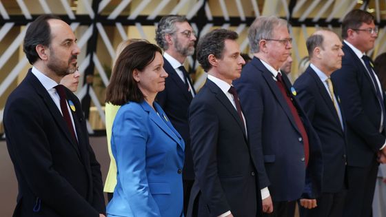 Ve světle modrém kalhotovém kostýmu česká velvyslankyně při EU Edita Hrdá.
