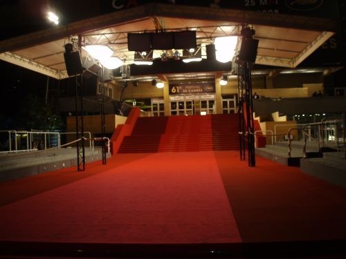 Červený koberec v nočním Cannes