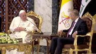 Papež František na návštěvě Iráku, vpravo irácký premiér Mustafa Kázimí.