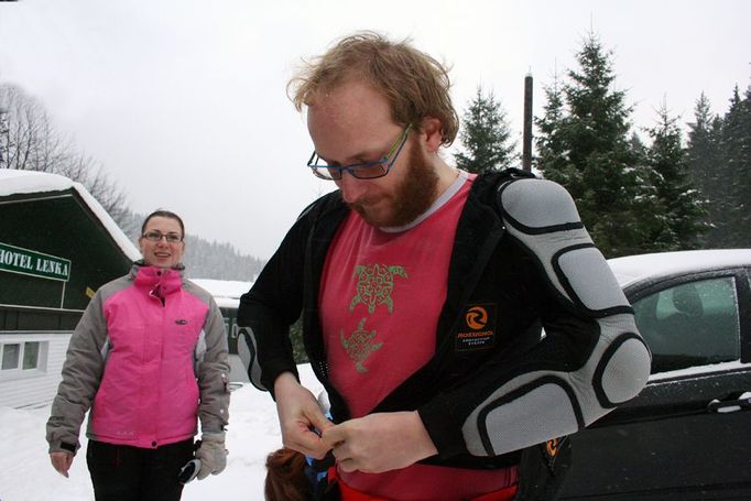 Zlomená ruka stála na počátku rozhodnutí koupit si něco jako rytířskou výstroj. Na sjezdovku bez jí Roman Šalanda již nevyjíždí