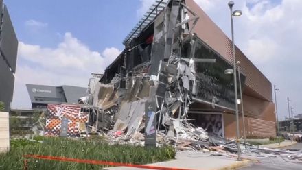 V Mexiku se zřítila část nákupního centra. Pád budovy natočili lidé na mobil
