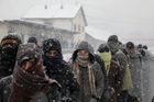 Ve stanu v minus dvaceti. Běženci v přeplněných táborech na jihu Evropy čelí kruté zimě