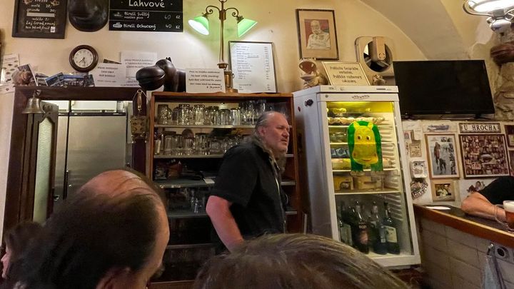 "Běžte do haj*lu všichni." Antisemitismus to nebyl, hospodský U Hrocha čepuje dál