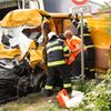 Hasiči vystřihávali řidiče dodávky, kterou srazil kamion