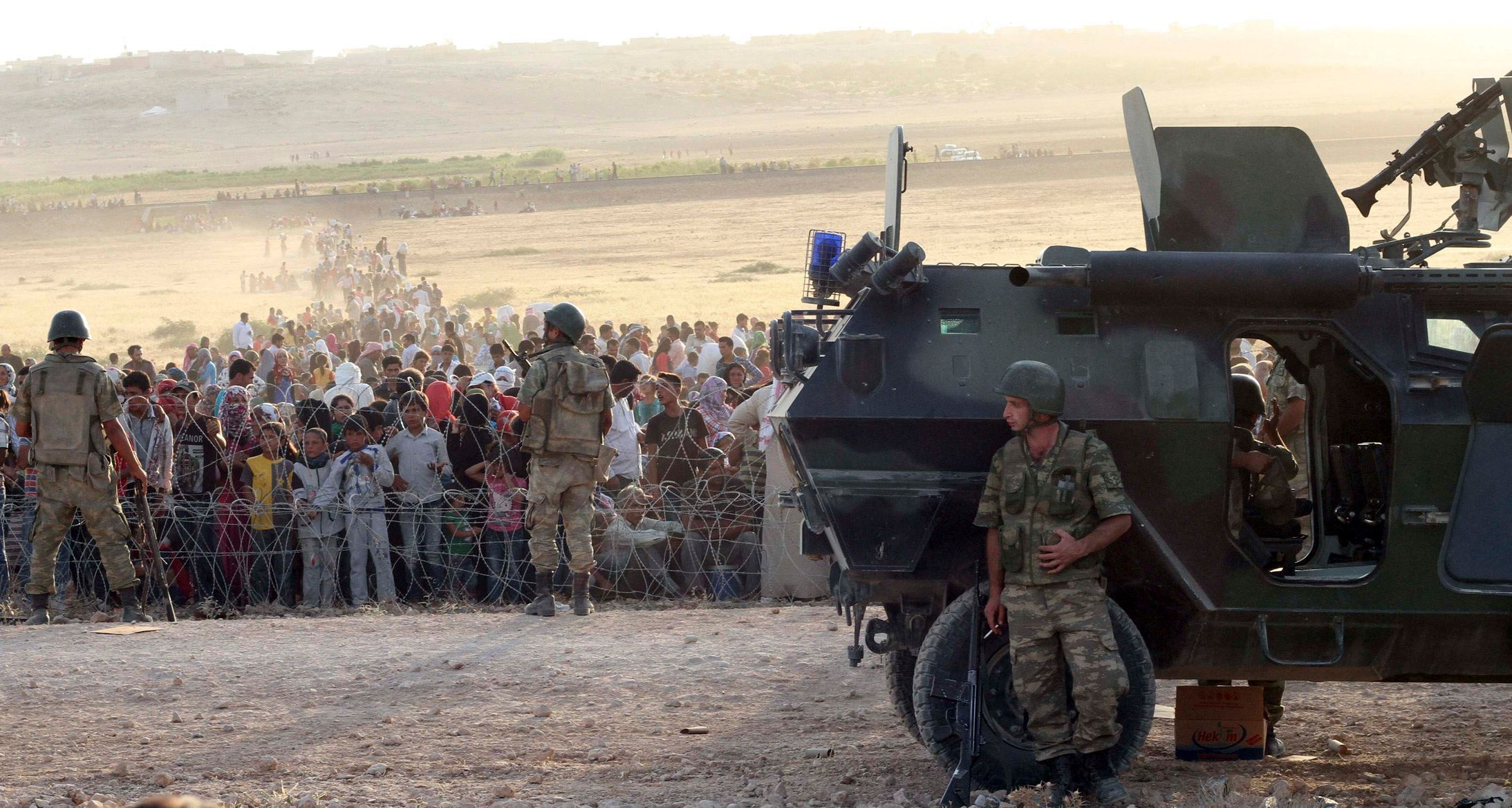Turečtí vojáci u plotu u hranic se Sýrií.
