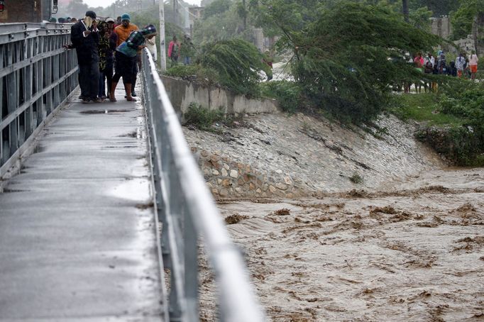 Hurikán Matthew napáchal škody na Haiti a Kubě, nyní se na něj připravují lidé na jihovýchodě USA.