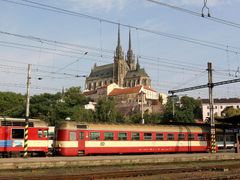 Dnes vlaky vyjíždějí přímo pod brněnskou dominantou, katedrálou na Petrově.