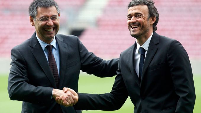 Prezident Barcelony Josep Maria Bartomeu si potřásá pravicí s novým trenérem Luisem Enriquem.