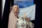 Jodie Batemanová: Můj hidžáb má hlas - Revisited. Série autoportrétů a portrétů ukazuje život a zkušenosti muslimských žen z autobiografické perspektivy. "Je nezbytné naslouchat hlasům muslimských žen, protože jsou často umlčovány a mluví za ně muži. Možnost vyjádřit se z vlastní perspektivy je pro ně zásadní," konstatuje Batemanová. Snímek ze série oceněné v soutěži Female in Focus.