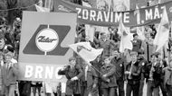 Soudruzi ze Zetoru Brno vnášejí do prvomájového průvodu revoluční elán a radost z tvůrčí práce. Jejich úspěchy v oblasti zemědělské techniky jsou důkazem, že jen socialistické hospodářství zajišťuje blahobyt celému lidu.