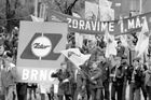 Soudruzi ze Zetoru Brno vnášejí do prvomájového průvodu revoluční elán a radost z tvůrčí práce. Jejich úspěchy v oblasti zemědělské techniky jsou důkazem, že jen socialistické hospodářství zajišťuje blahobyt celému lidu.